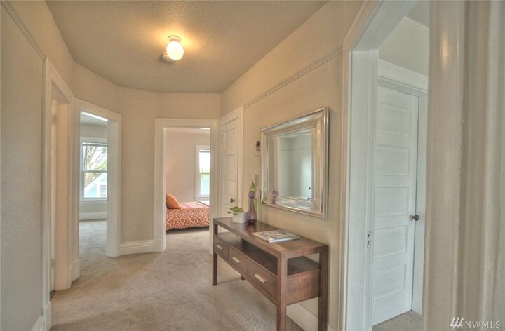 Property Photo:  620 Malden Ave E 4  WA 98112 