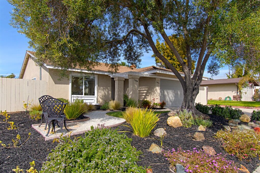 Property Photo:  13044 Via Caballo Rojo  CA 92129 