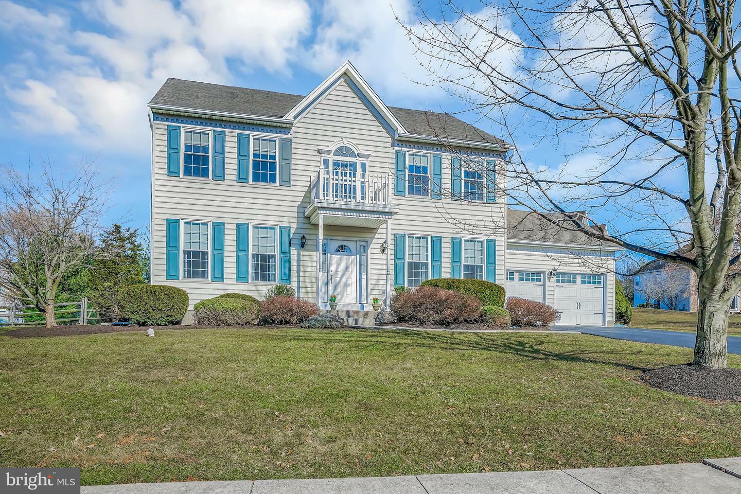 Property Photo: 78 Roundwood Circle PA 19426
