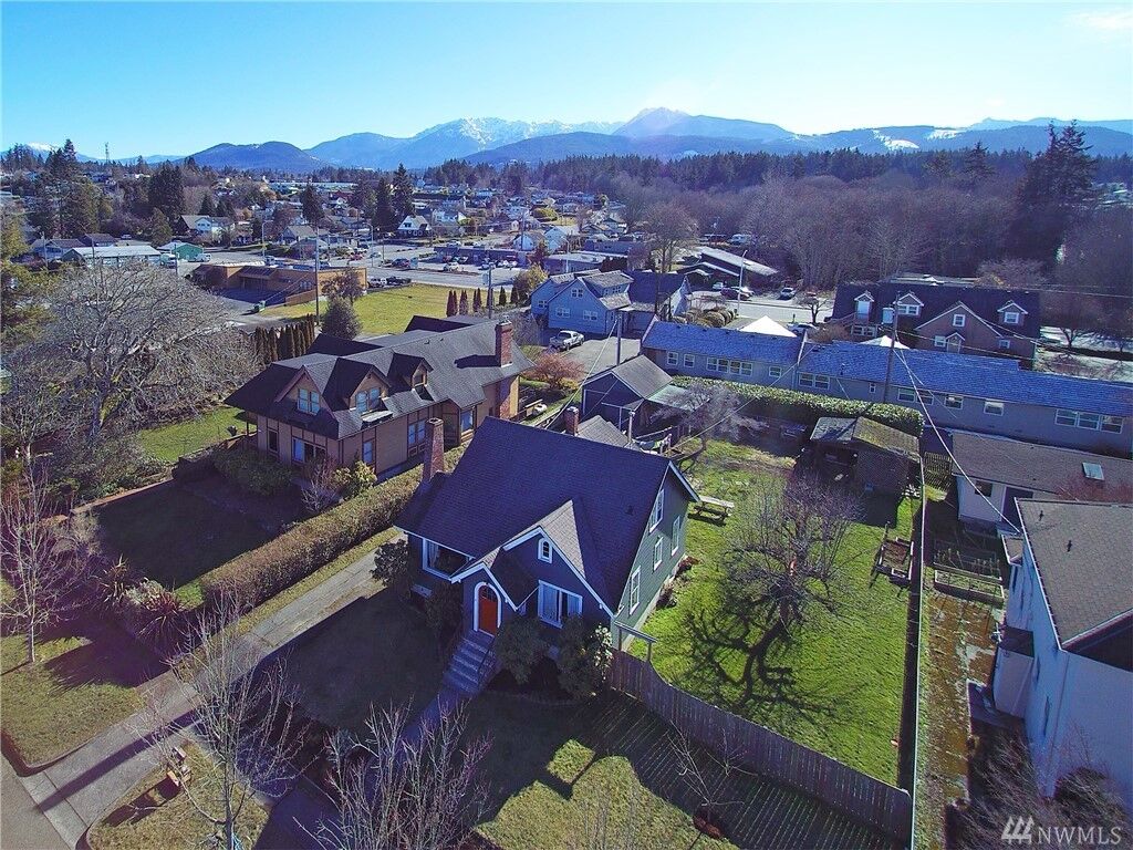 Property Photo: 812 E 7th St WA 98362