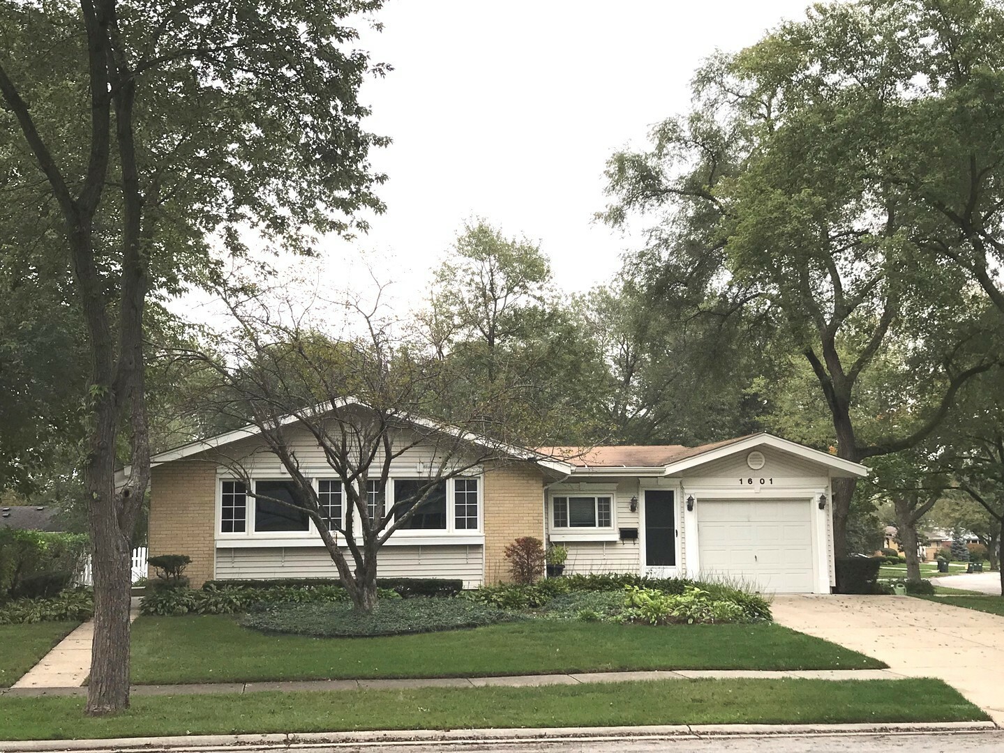 Property Photo:  1601 North Fernandez Avenue  IL 60004 