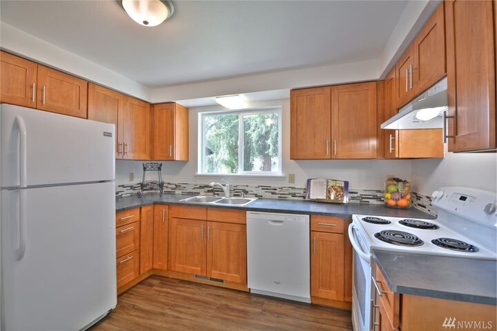 Property Photo:  1042 E Robinhood Dr  WA 98223 