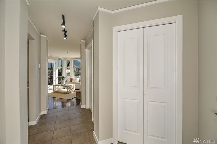 Property Photo:  1310 N Lucas Pl 404  WA 98103 