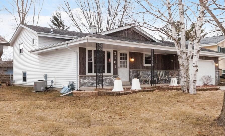 Property Photo:  2101 Lenora Dr  WI 53090 
