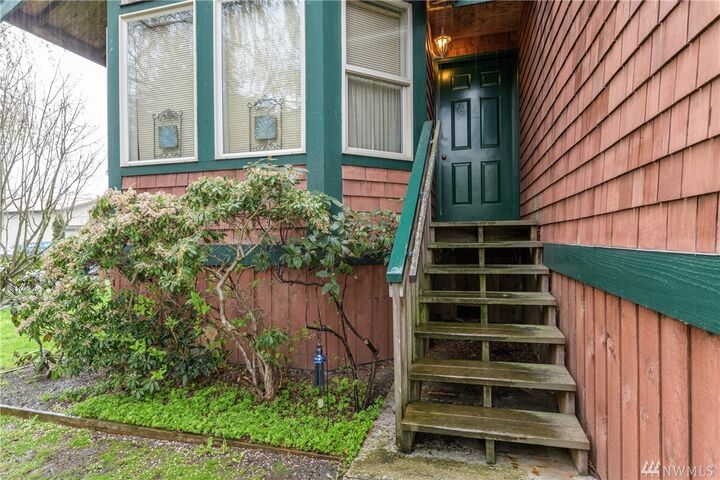 Property Photo:  913 Maple Ave  WA 98257 