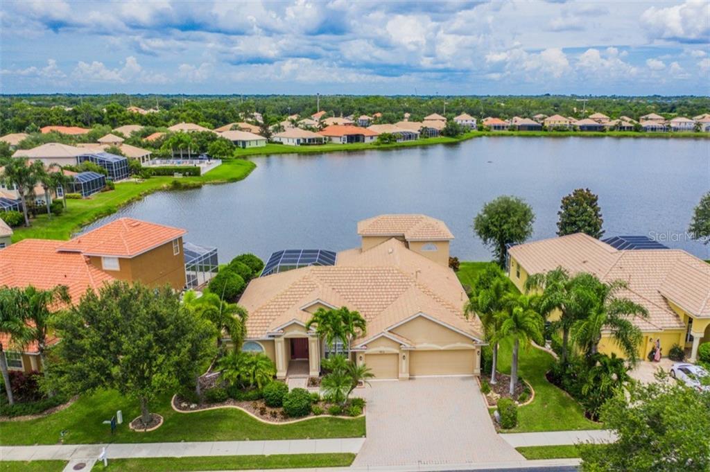 Property Photo: 7012 74th Street Circle E FL 34203