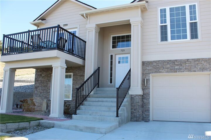 Property Photo: 723 19th NE WA 98802