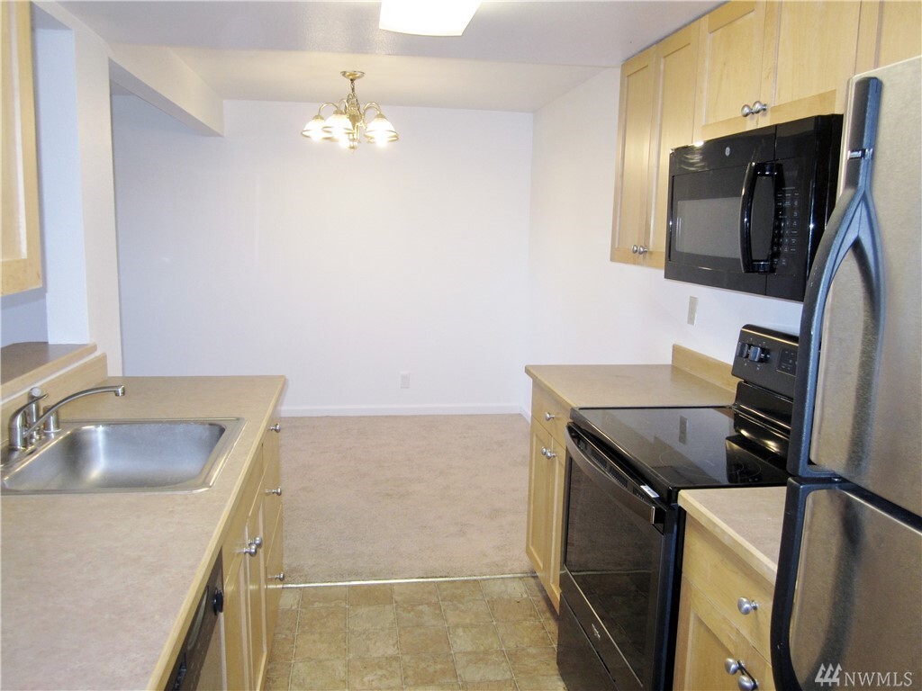 Property Photo:  1522 NE 175th St 106  WA 98155 
