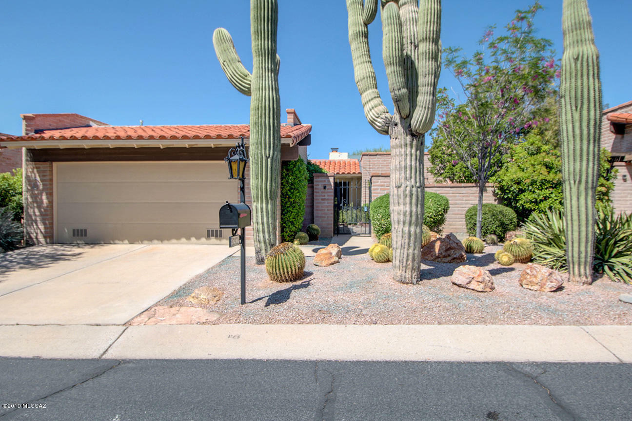 Property Photo:  7973 N Sendero Uno  AZ 85704 