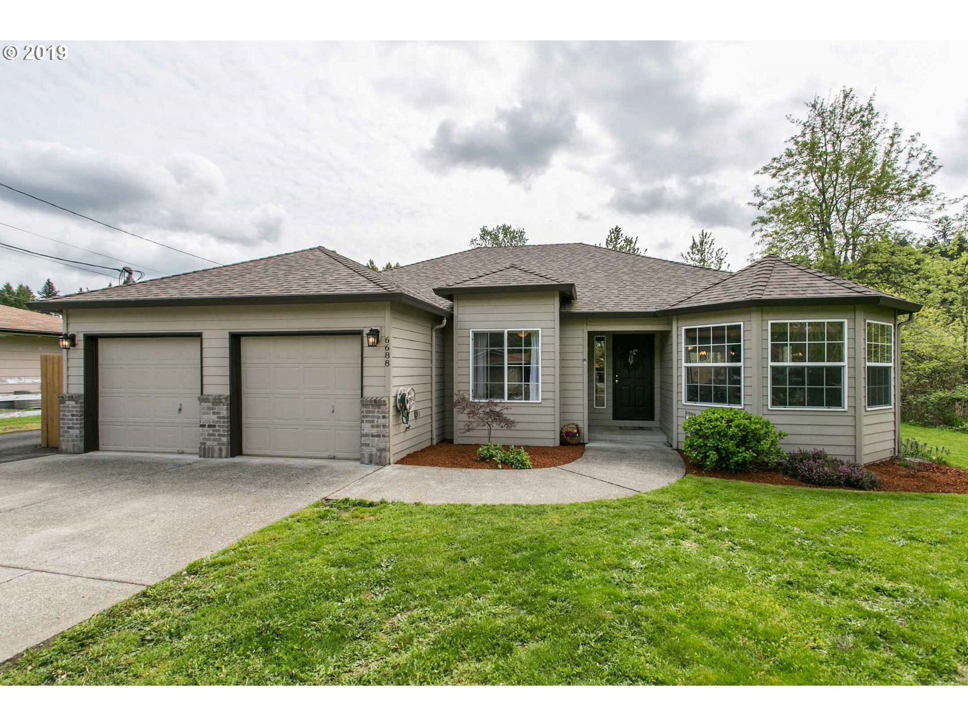 Property Photo:  6688 SE Clackamas Rd  OR 97267 