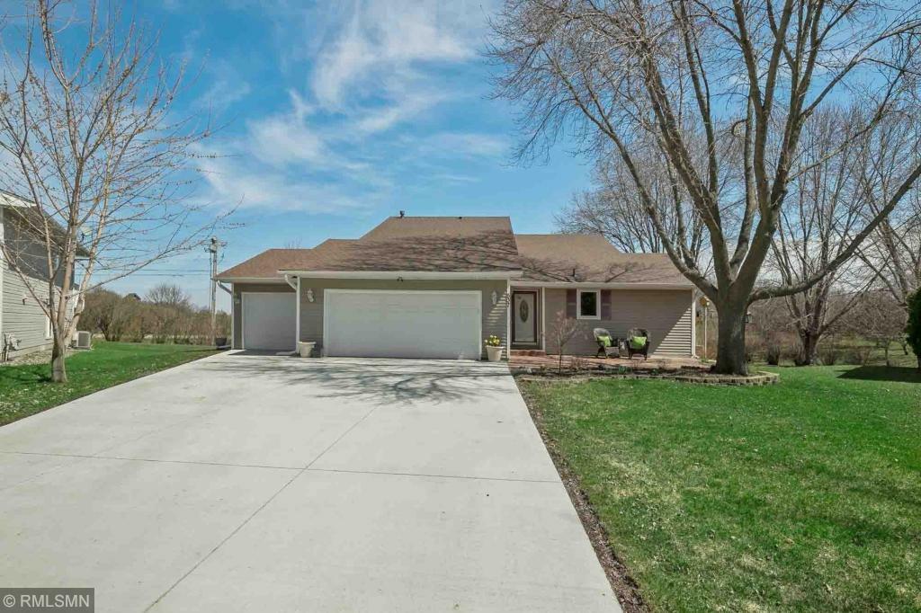 Property Photo:  537 Saxony Court  MN 55318 