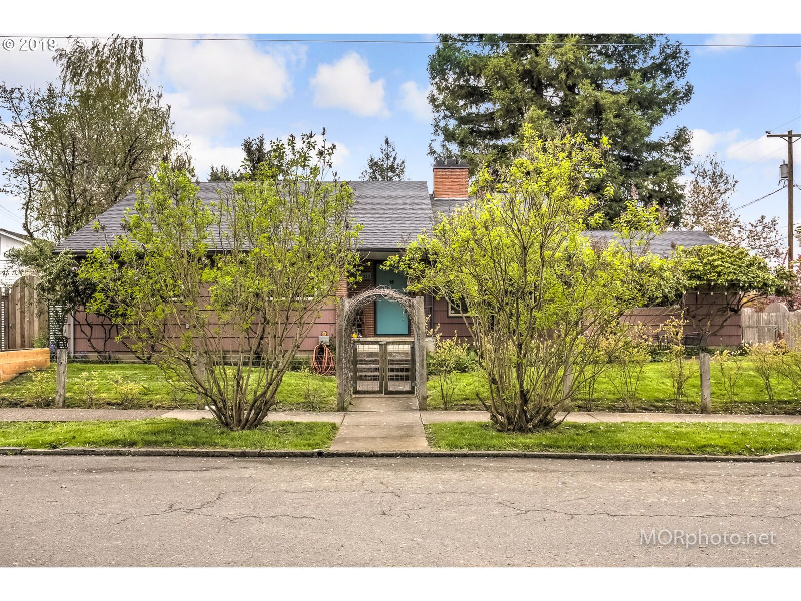 Property Photo:  215 SE Evans St  OR 97128 