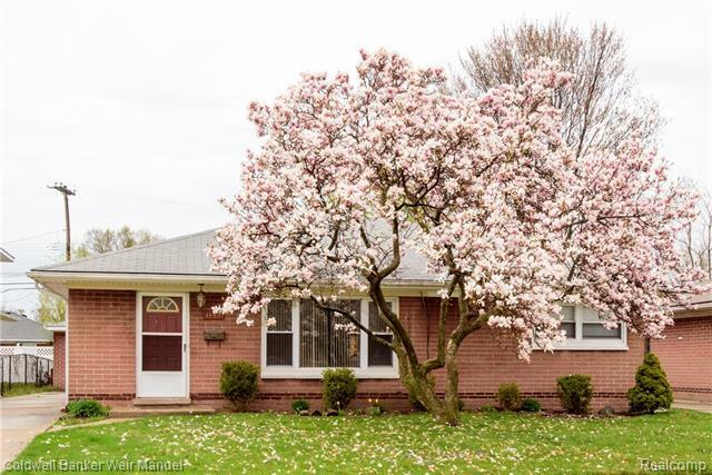 Property Photo: 1157 E Dallas Avenue MI 48071