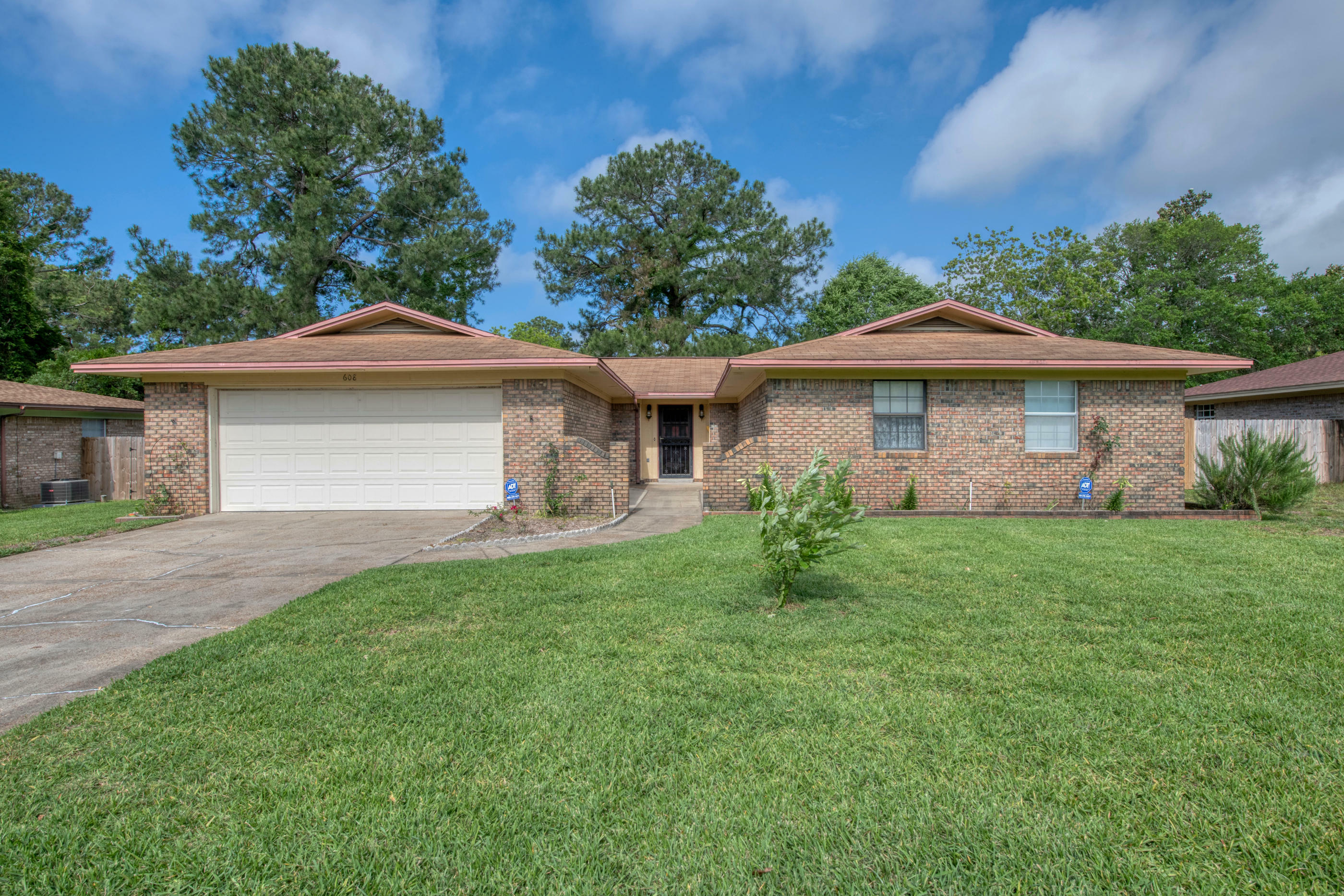 Property Photo:  608 Burgundy Lane  FL 32547 