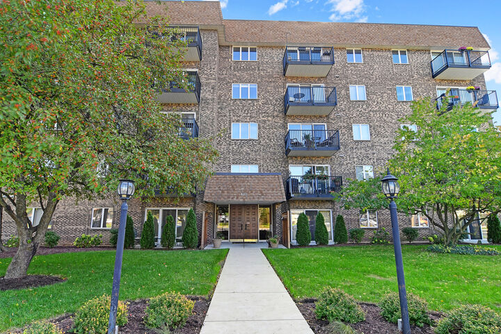 907 Curtiss Street 206  Downers Grove IL 60515 photo