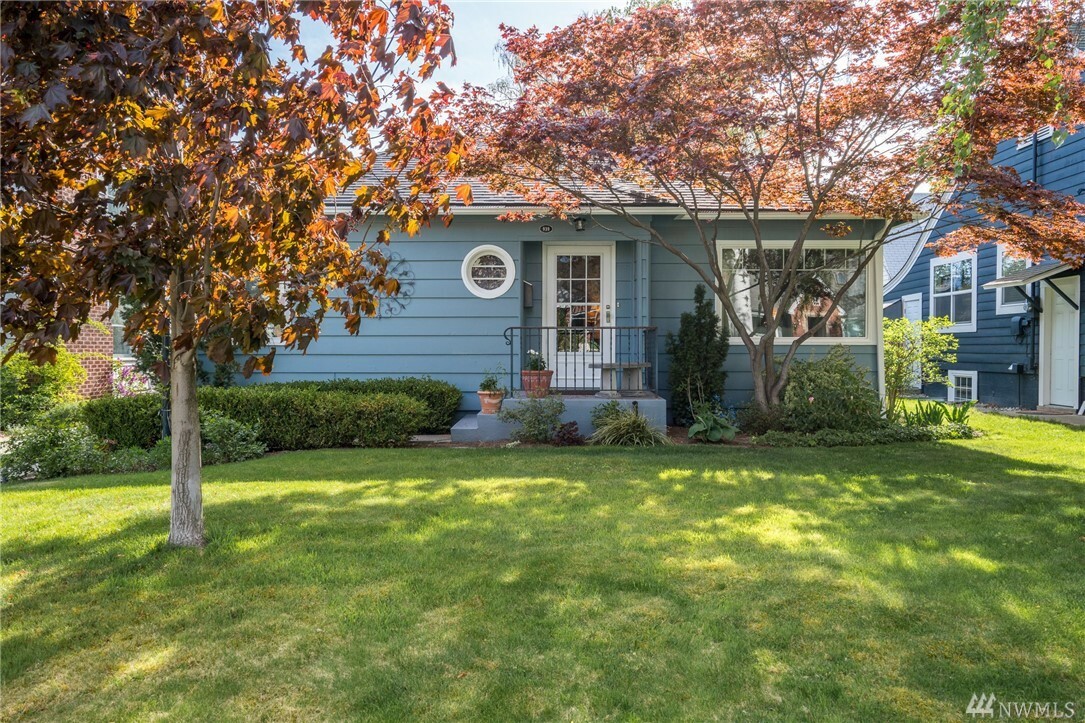 Property Photo:  939 Highland Dr  WA 98801 