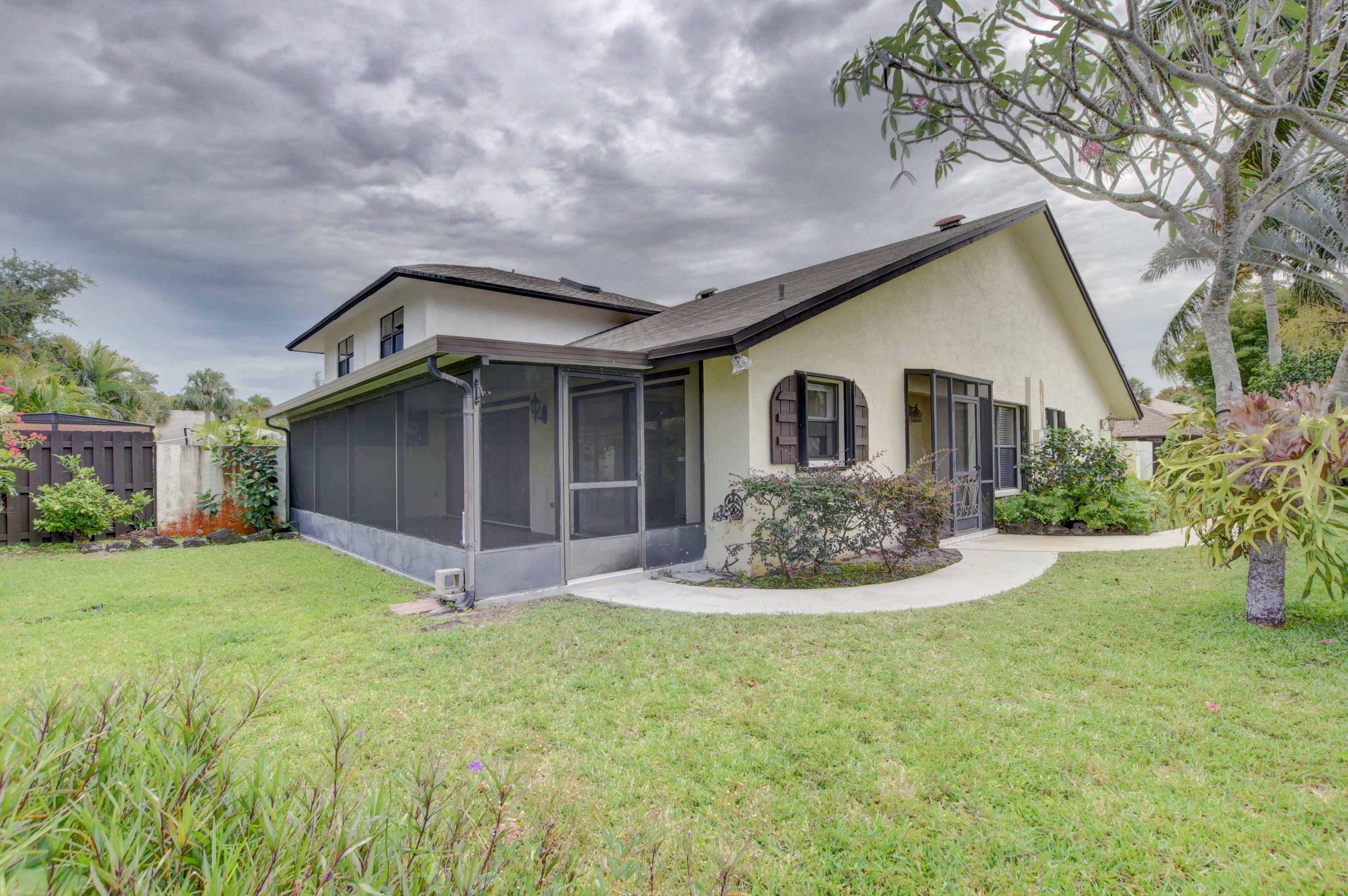 Property Photo:  569 SW 28th Avenue  FL 33445 