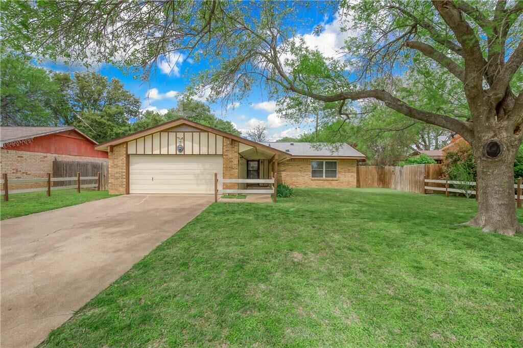 Property Photo: 3507 Hummingbird Lane TX 76209