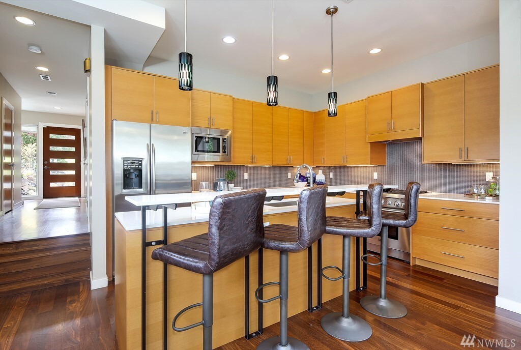 Property Photo: 2750 Belvidere Ave SW WA 98126