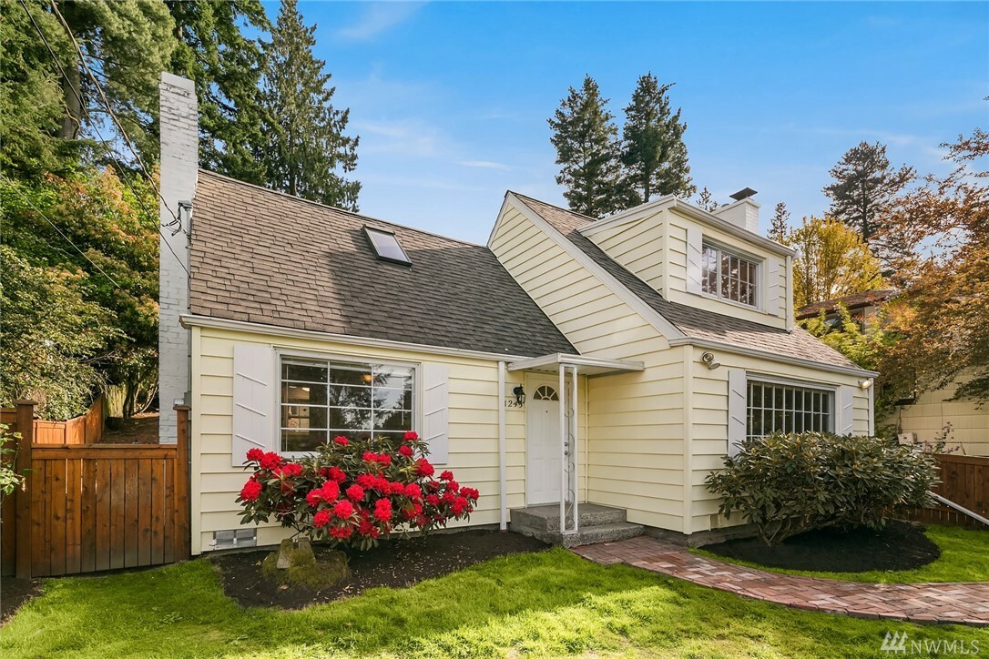 Property Photo:  1245 NE 104th St  WA 98125 