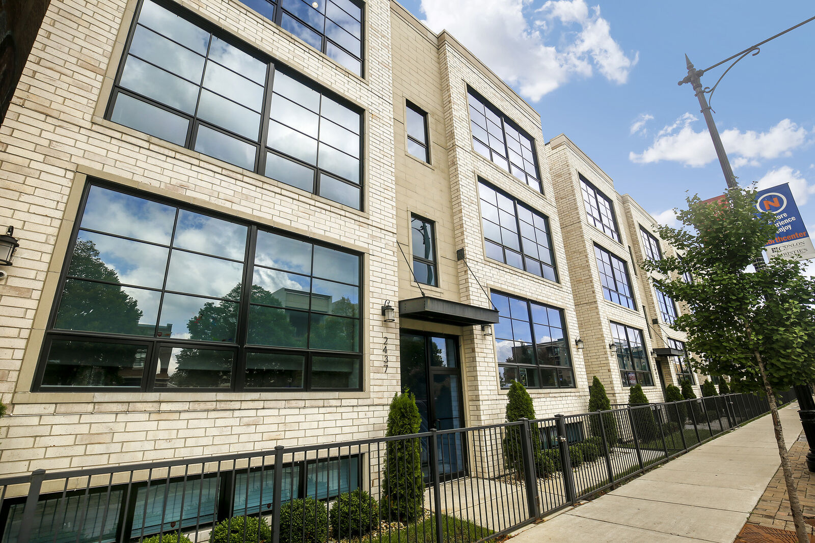 Property Photo:  2437 W Irving Park Road 3E  IL 60618 