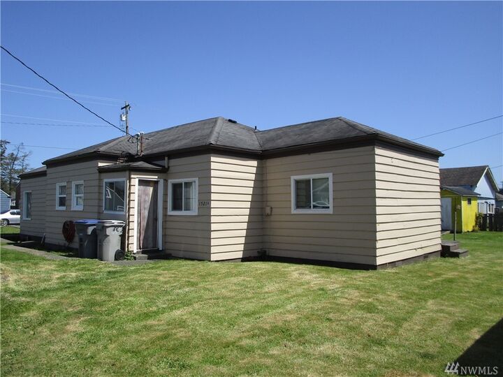 Property Photo:  1521 Bay Ave  WA 98520 