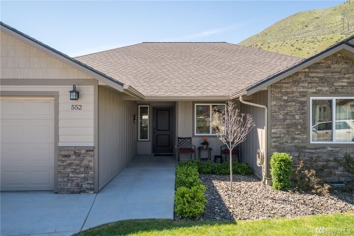Property Photo:  552 Circle St  WA 98801 