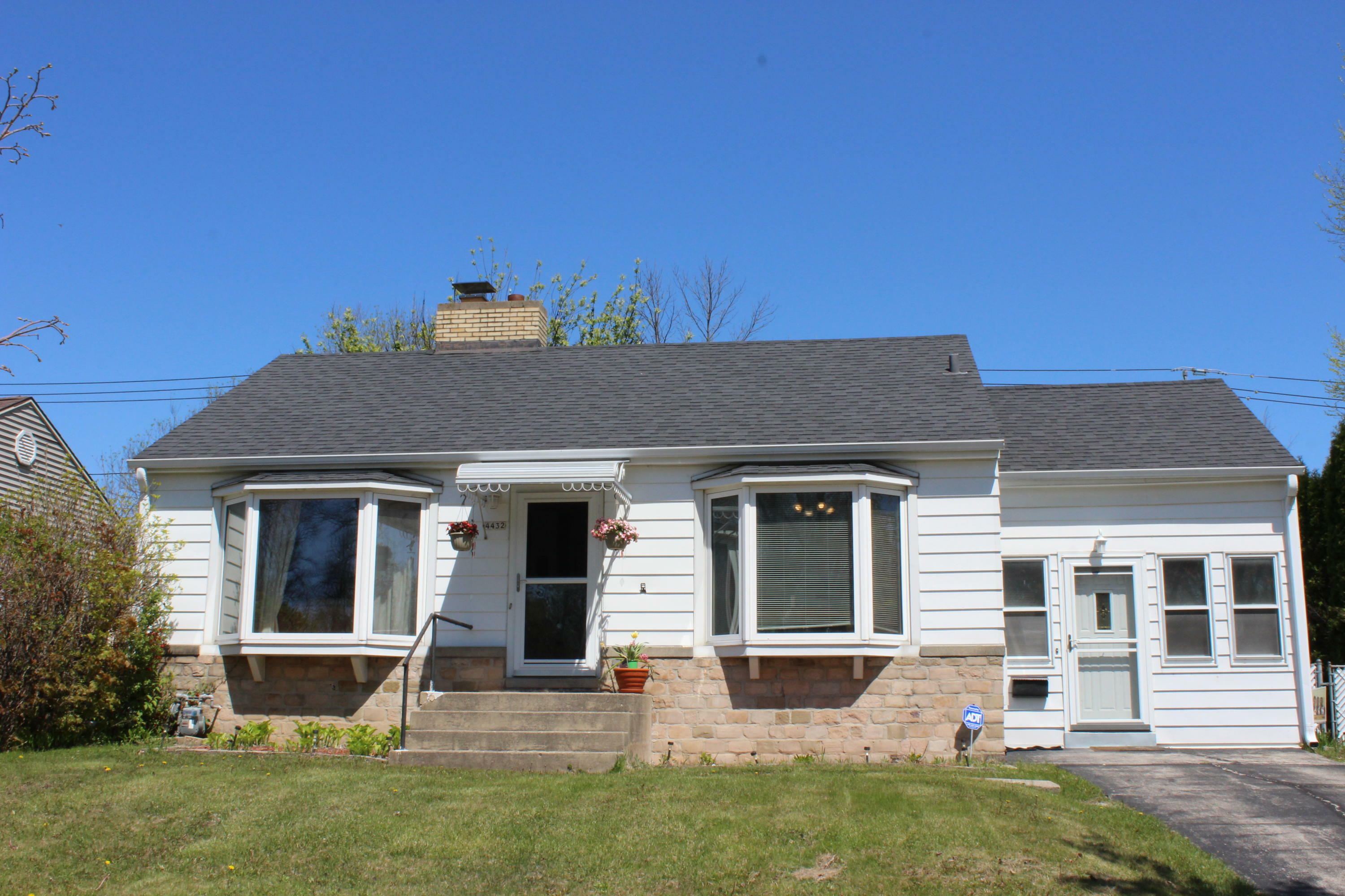 Property Photo: 4432 W Kinnickinnic River Pkwy WI 53219