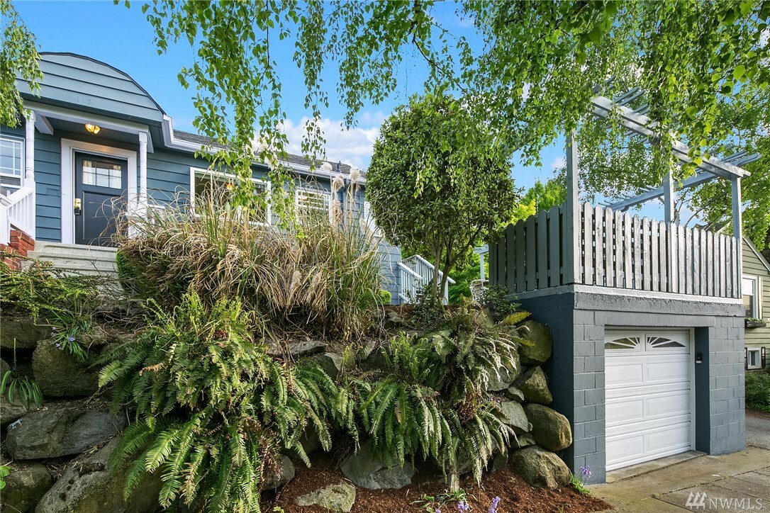 Property Photo:  115 NE 77th St  WA 98115 