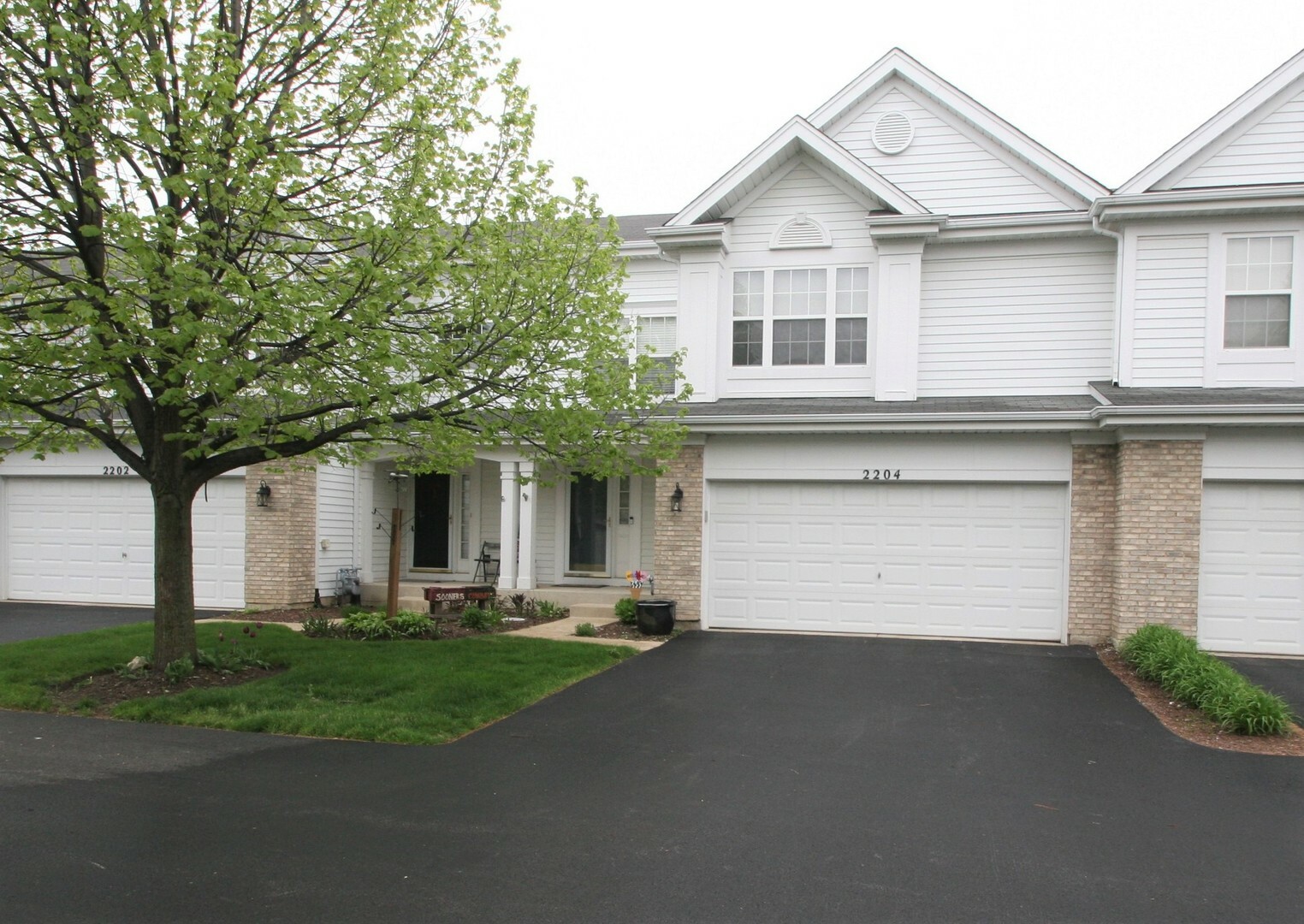 Property Photo: 2204 Foxmoor Lane 2204 IL 60502
