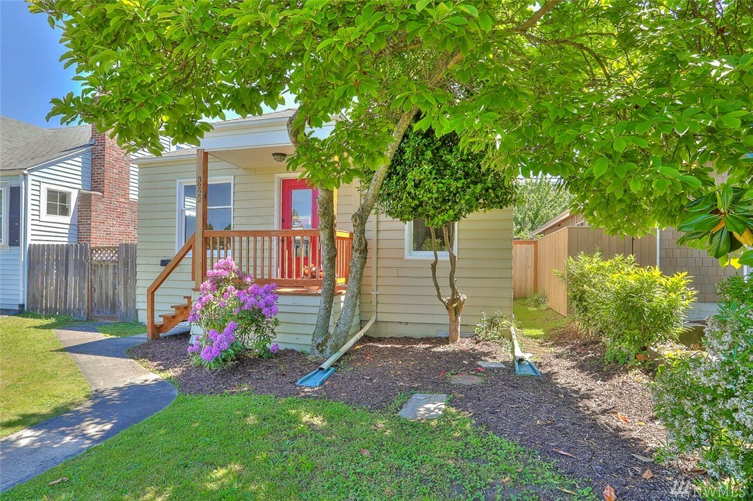 Property Photo: 3222 44th Ave SW WA 98116