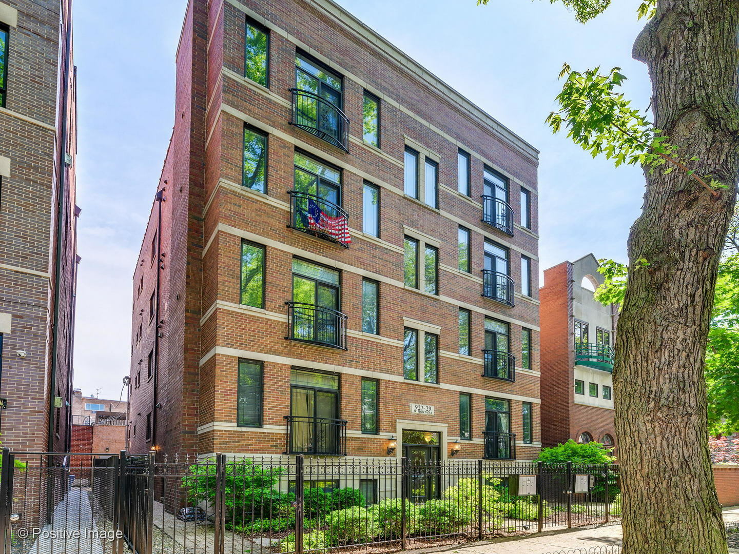 Property Photo: 929 West Montana Street 1W IL 60614