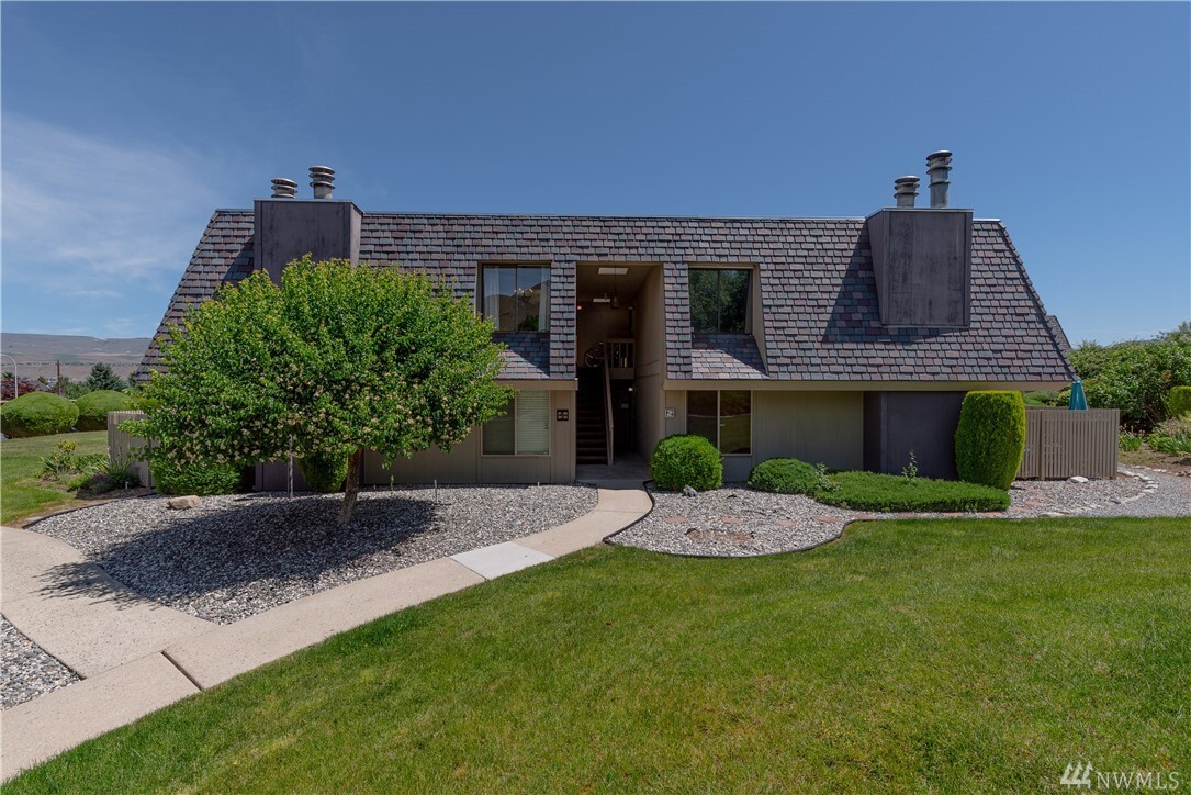 Property Photo: 1535 Castlerock Ave 21 WA 98801