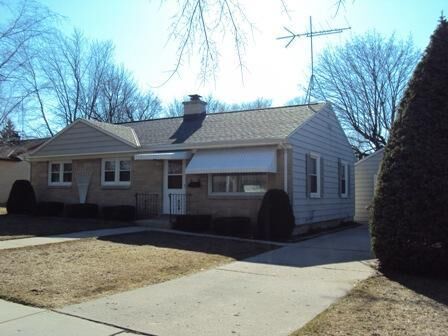 Property Photo: 930 Lincoln Dr WI 53095