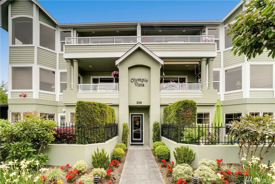 Property Photo: 239 4th Ave S 102 WA 98020