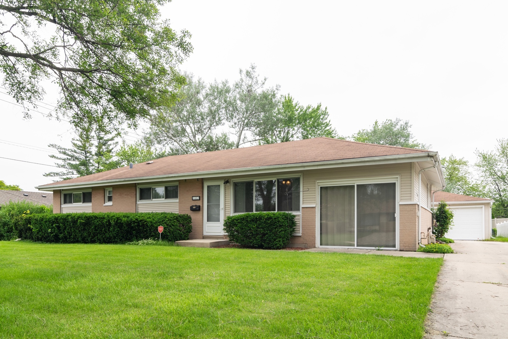 Property Photo:  585 Mohave Street  IL 60169 