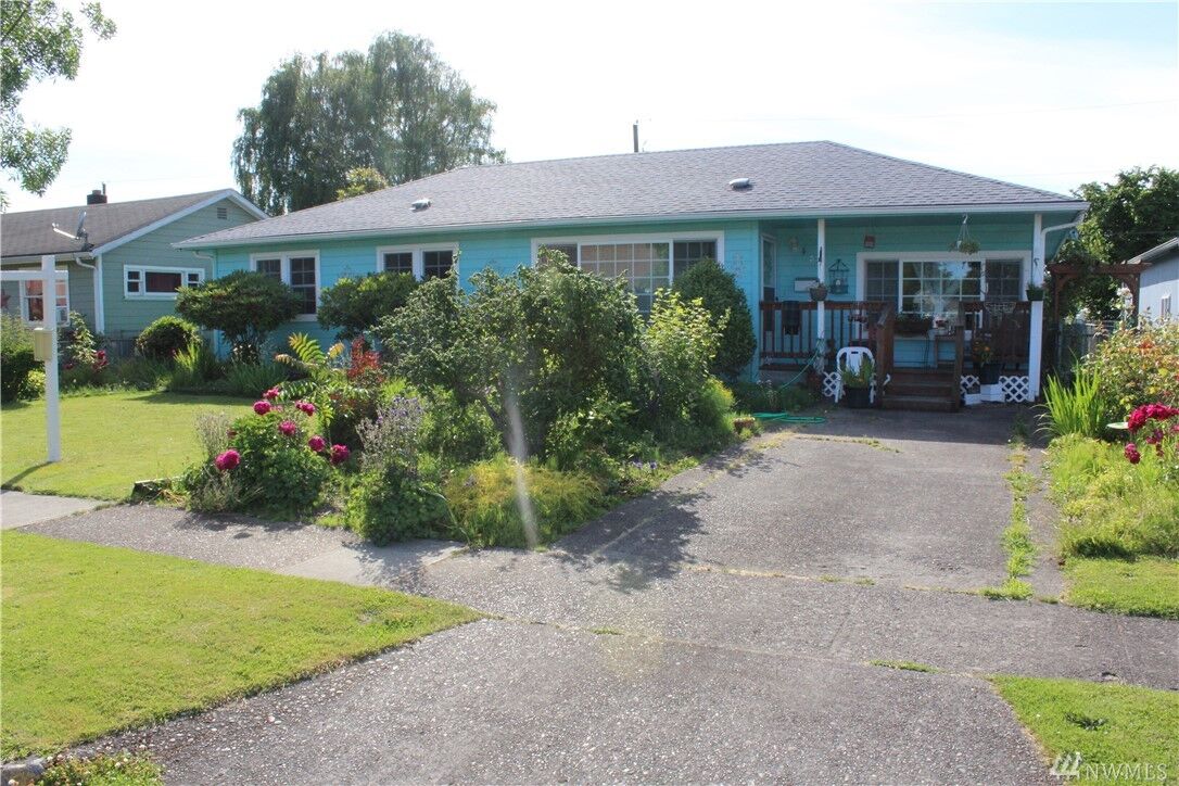 Property Photo:  467 28th Ave  WA 98632 