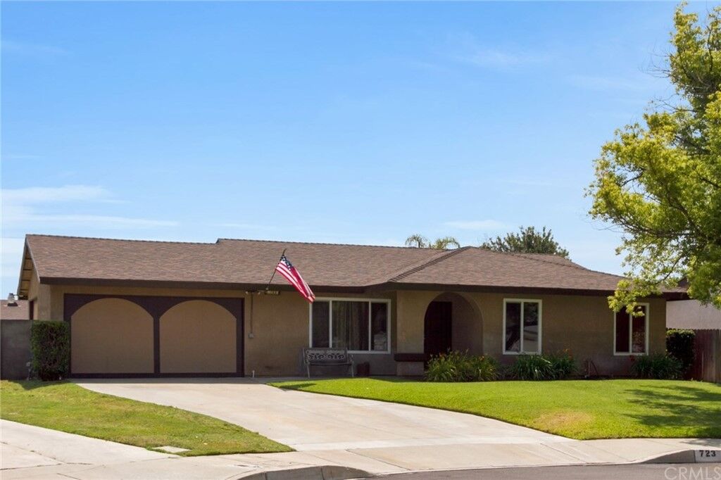 Property Photo: 723 S Glenwood Avenue CA 92376