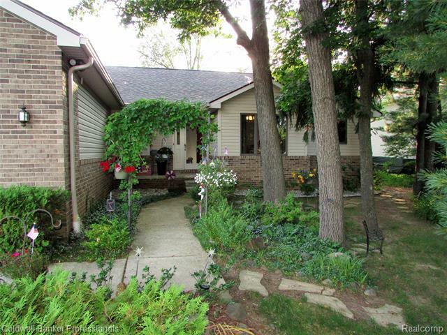 Property Photo:  2817 Waling Woods Drive  MI 48356 