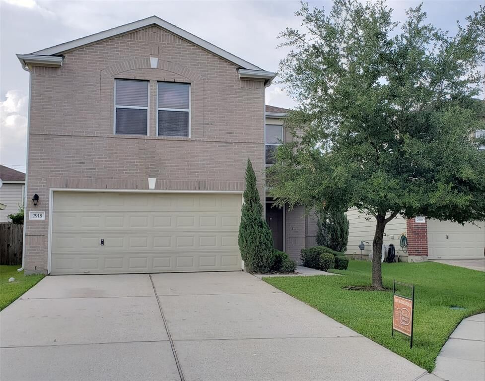 Property Photo: 2918 E Ribbon Creek Way TX 77389