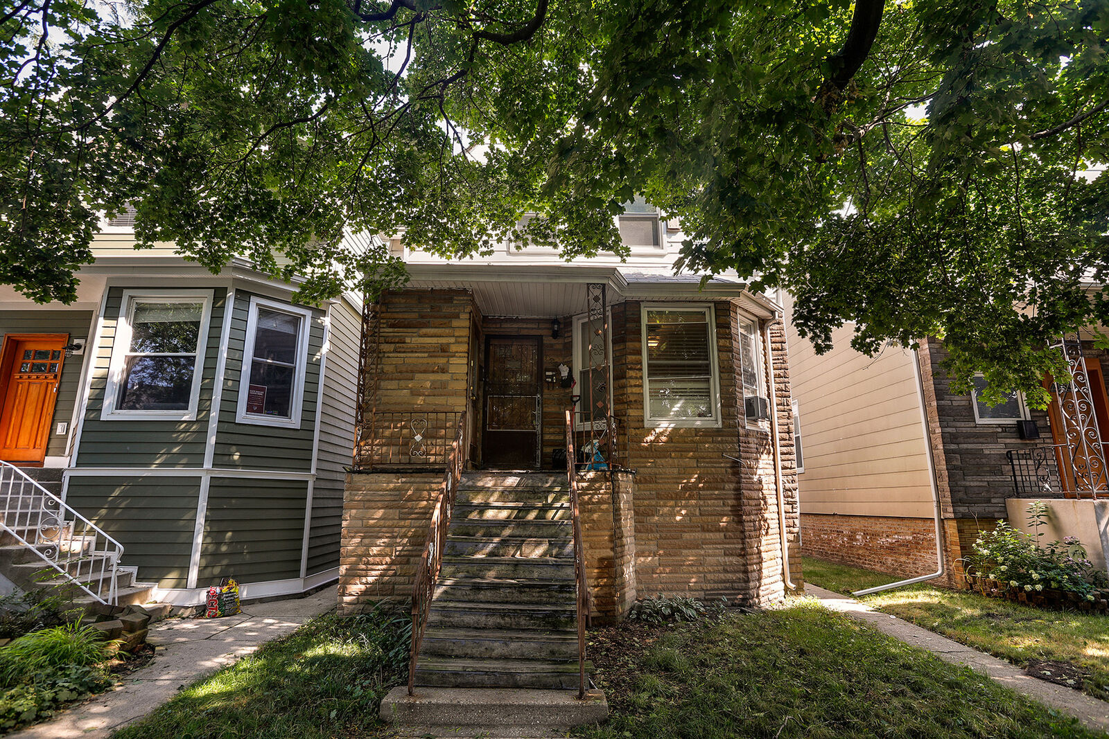Property Photo: 2240 W Farragut Avenue IL 60625