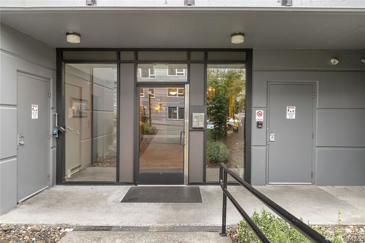 Property Photo:  420 Valley St 202  WA 98109 