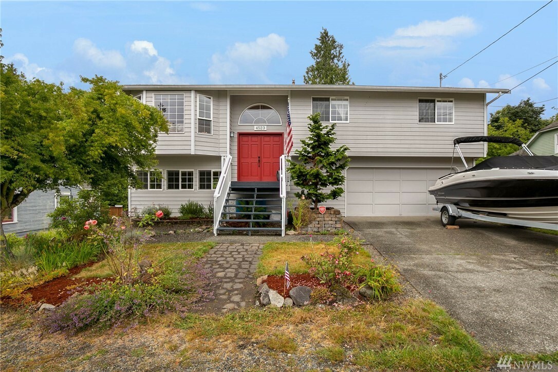 Property Photo:  4523 Seahurst Ave  WA 98203 