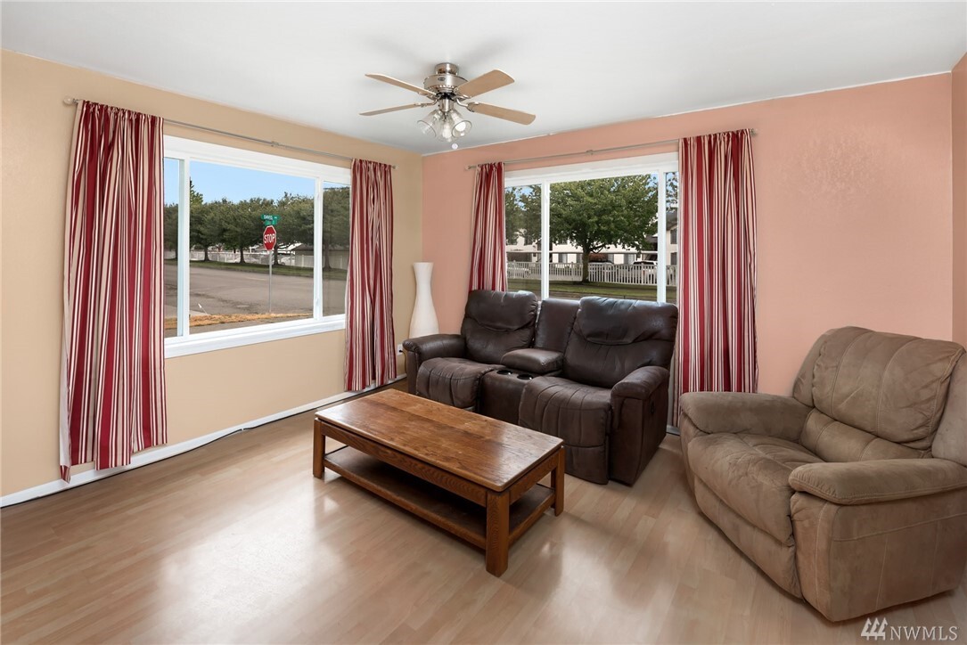Property Photo:  1204 Davis Avenue  WA 98022 