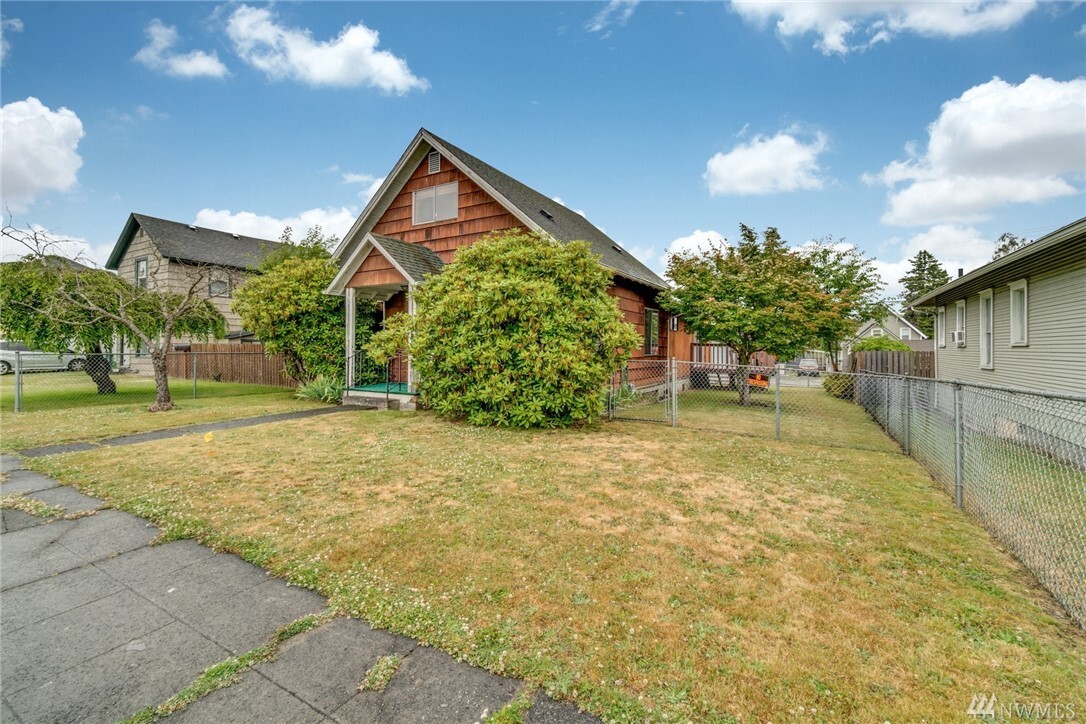 Property Photo: 2417 Pine St WA 98201