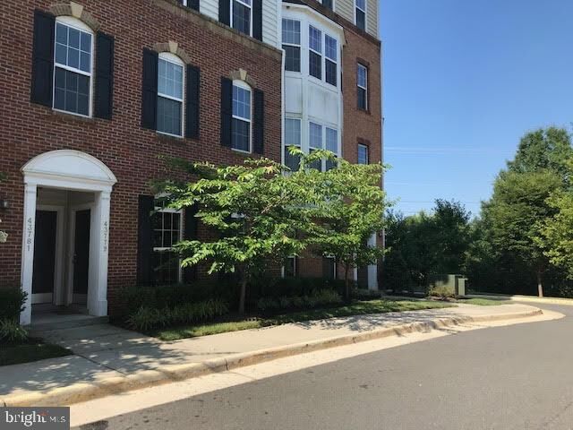 Property Photo: 43779 Kingston Station Terrace VA 20148