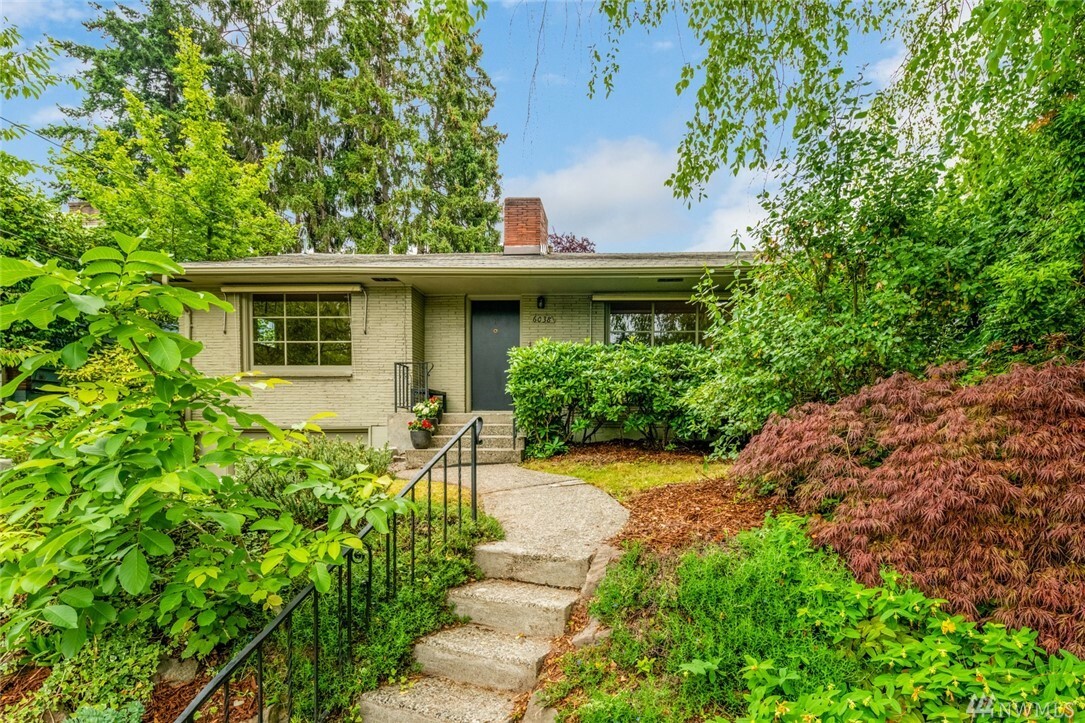 Property Photo: 6038 40th Ave NE WA 98115