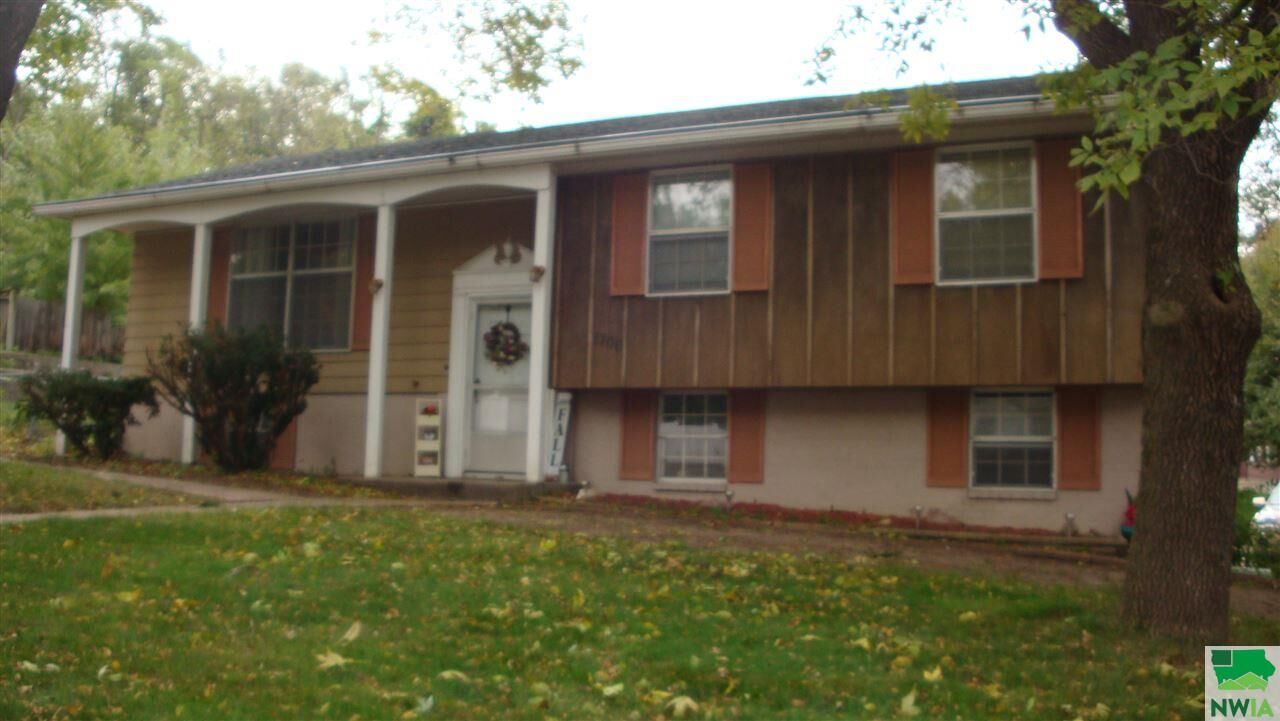 Property Photo: 1700 Indian Hills Drive IA 51104