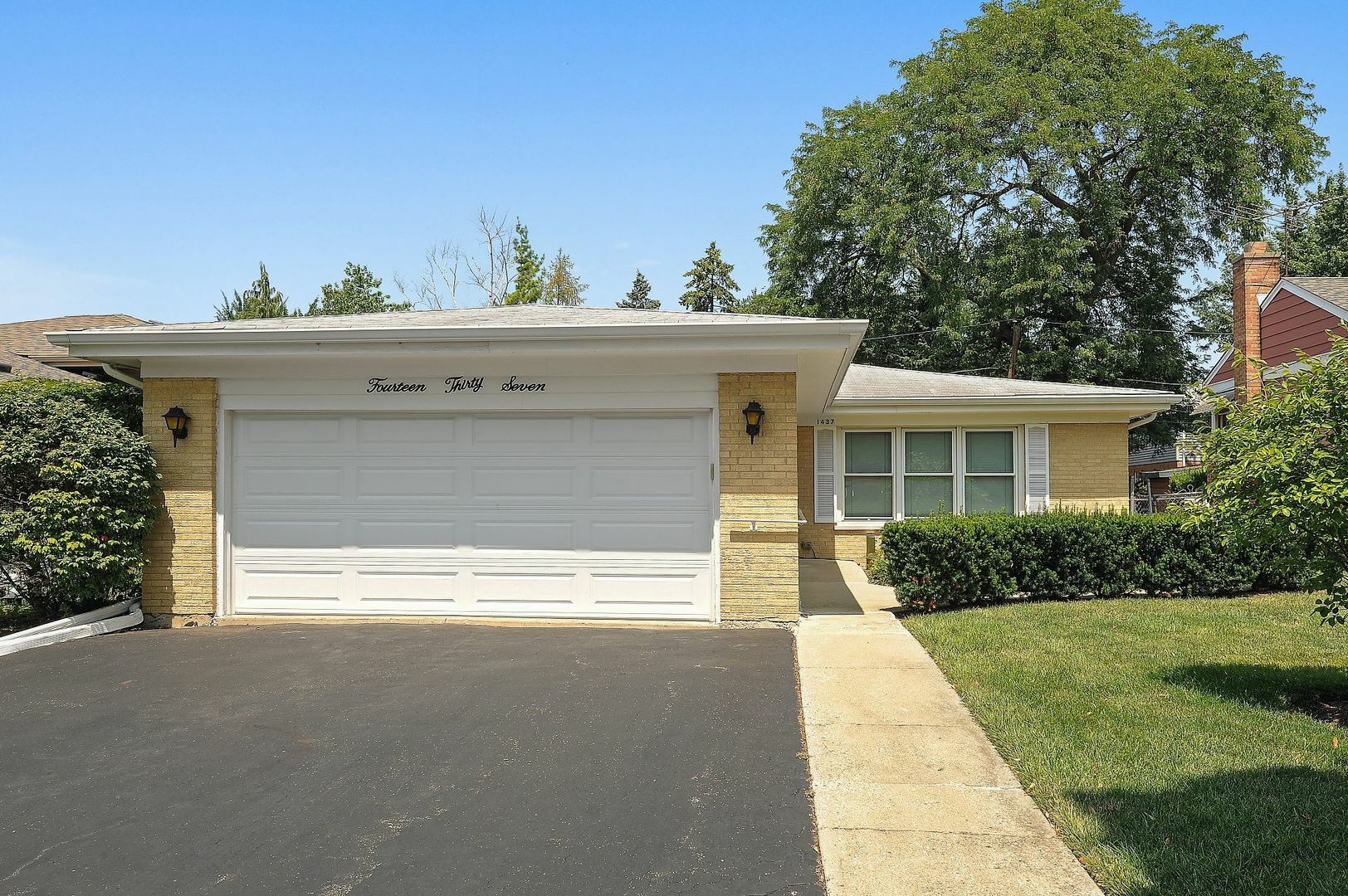 Property Photo: 1437 Cynthia Avenue IL 60068