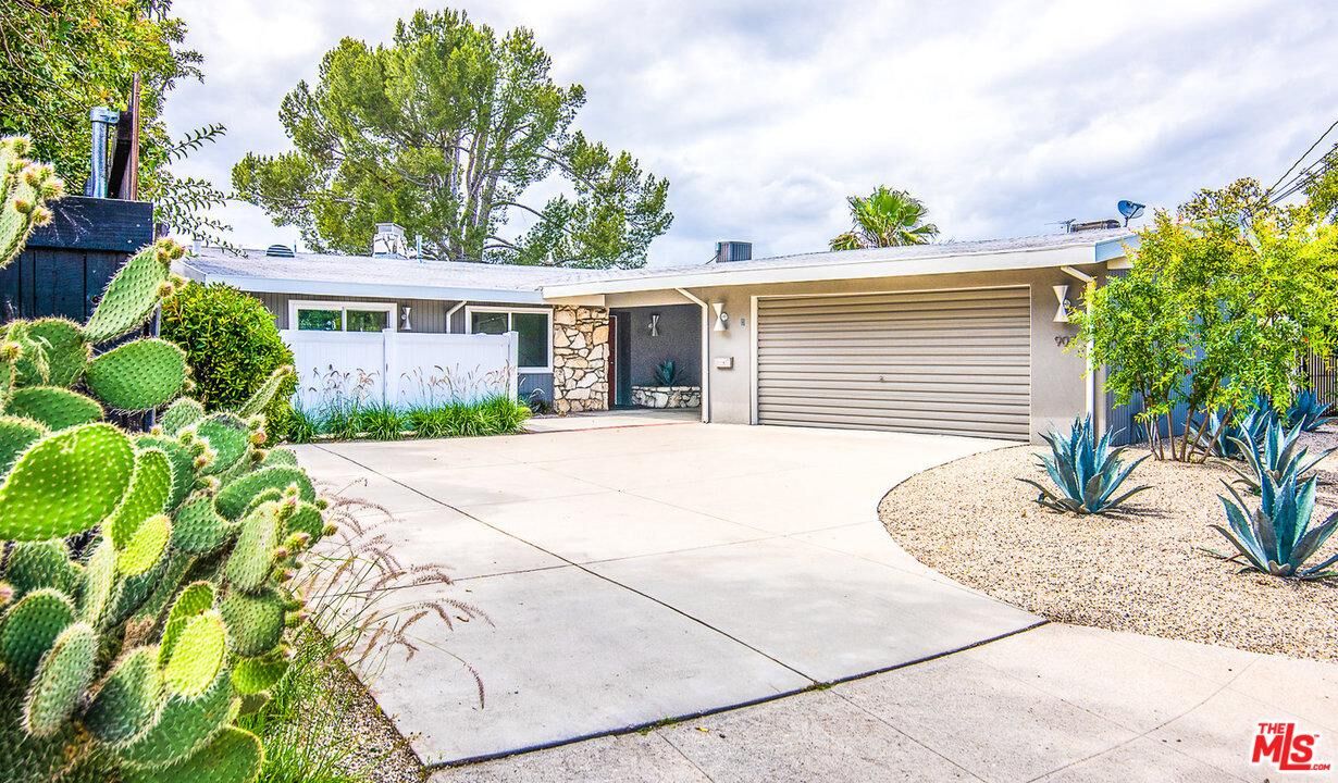 Property Photo:  907 Alegre Pl  CA 90065 